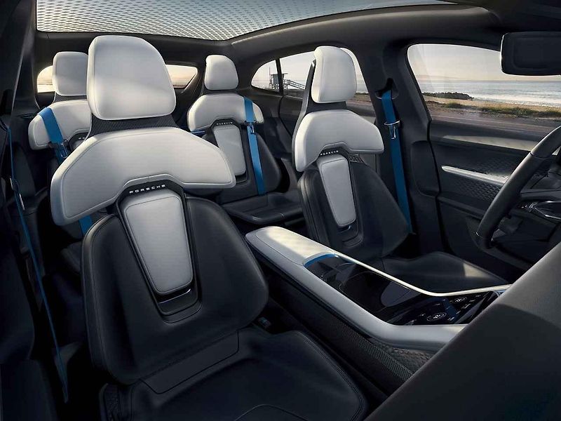 Koncept Porsche Mission E Cross Turismo.