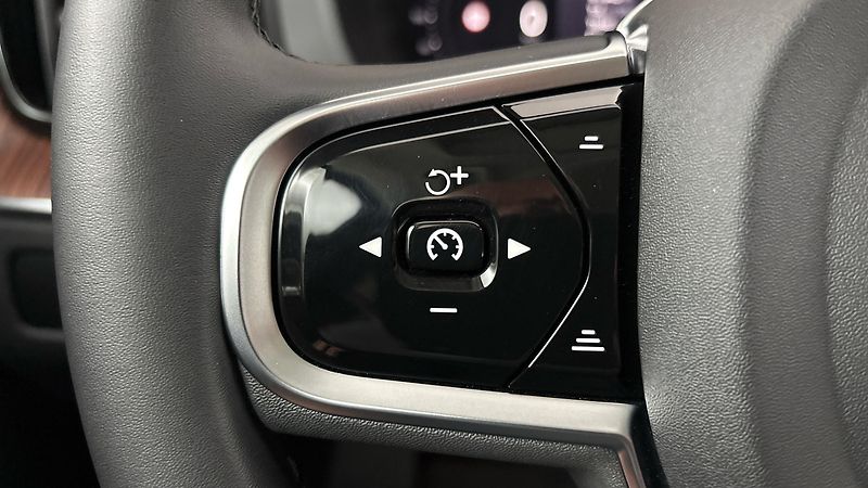 Volvo XC60 2.0 B4 AUT AWD Plus Dark - fotka 14 z 32