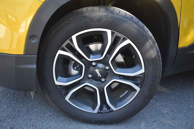 Menší hrboly Jeep Avenger přejíždí s grácií