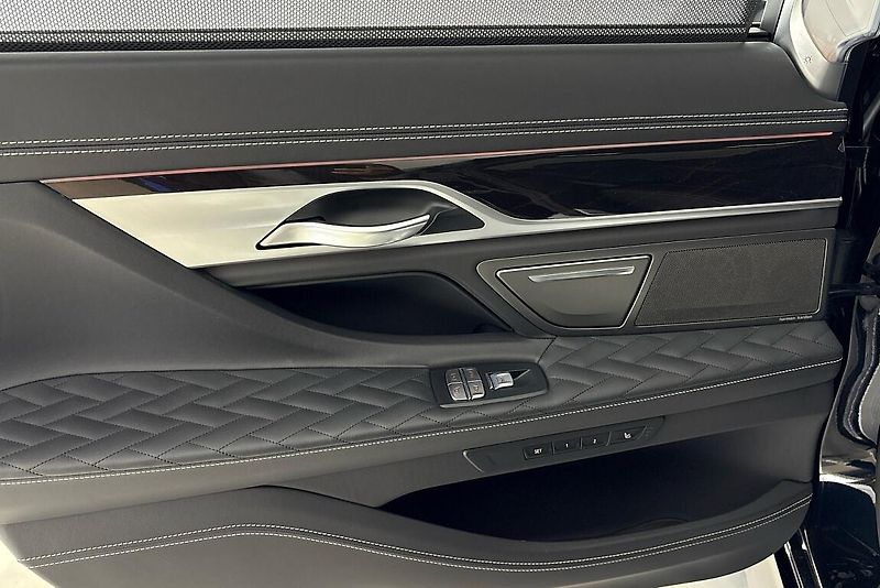 BMW Řada 7 M760Li xDrive - fotka 14 z 22