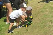 Traktoriáda ve Studenci na Třebíčsku nespočívá pouze v přehlídce zúčastněných strojů. Mnoho z nich se účastní dovednostních soutěží, což láká davy lidí.
