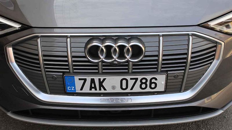 Audi e-tron má pohon přední i zadní nápravy