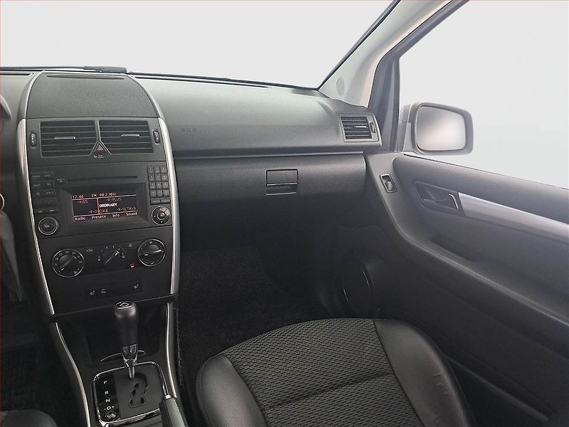 Mercedes-Benz Třídy A (2011) A 160, Automat, Navi, Tempomat - fotka 8 z 15