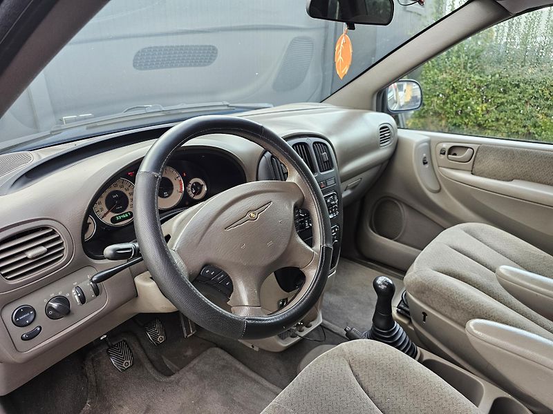 Chrysler Voyager 2.5 105kW 7 MÍST,TEMPOMAT - fotka 13 z 32
