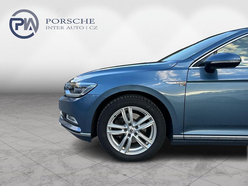 Volkswagen Passat 2,0 TDi 140kW HIGHLINE R-LINE - fotka 9 z 24