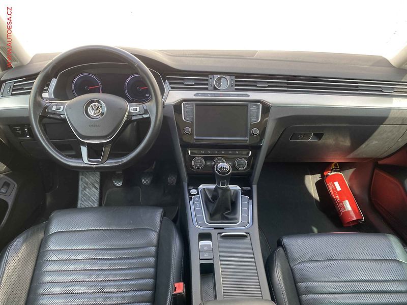 Volkswagen Passat (2016) 2.0 TDi, Highline, panor - fotka 8 z 20