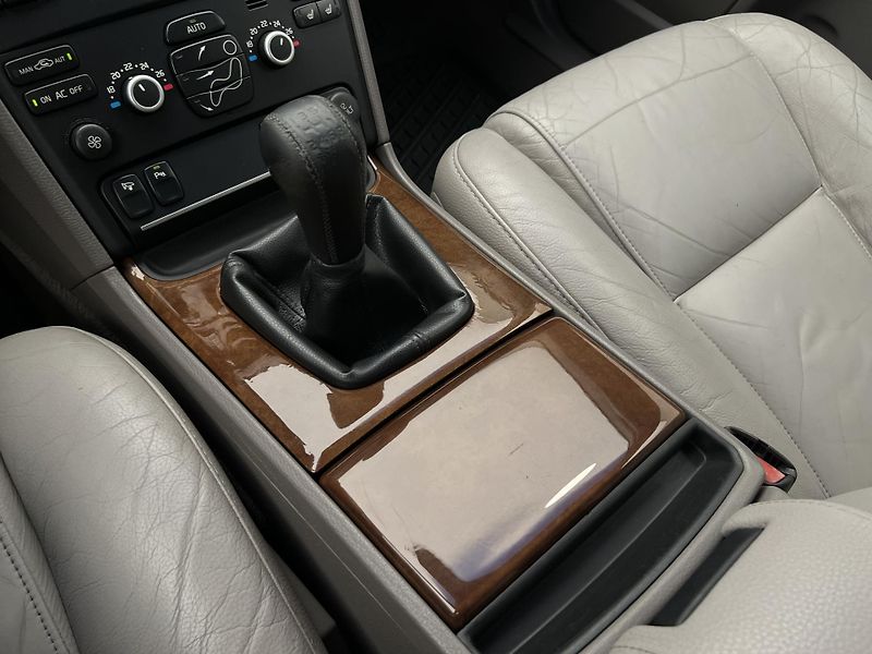 Volvo XC90 D5 AWD SUMMUM - fotka 24 z 30