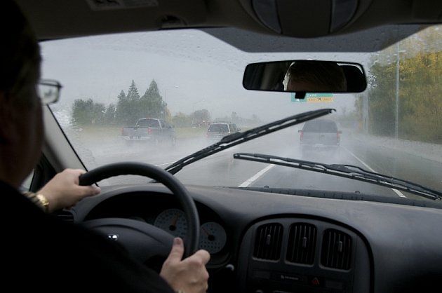 Opotřebované stěrače z okna vodu zkrátka nedostanou a odkládání výměny kvůli neznalosti servisní polohy vede ke ztrátě výhledu v těch nejhorších možných podmínkách., zdroj: Oregon Department of Transportation/ Wikimedia CC BY 2.0