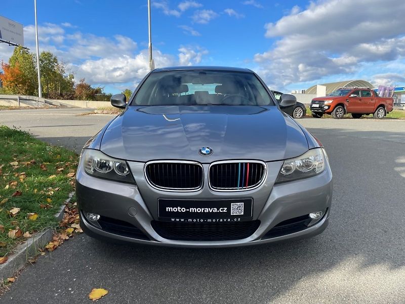 BMW Řada 3 320d Touring - fotka 8 z 30