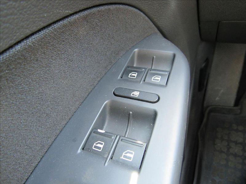 Volkswagen Touran 1,9 TDI 77kW DSG - fotka 22 z 26