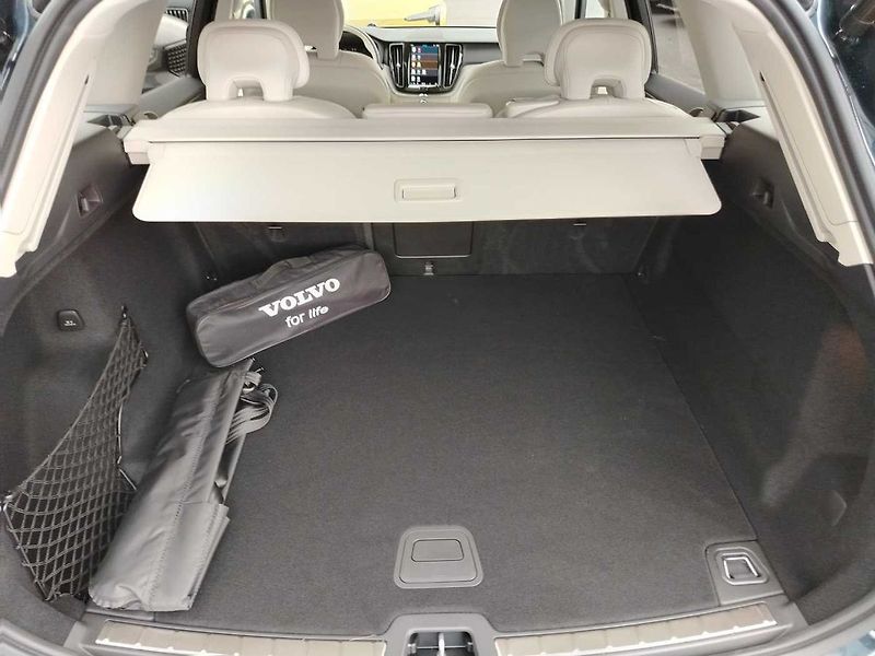 Volvo XC60 B5 AWD PLUS, LIGHT PAKET, ACC - fotka 17 z 18