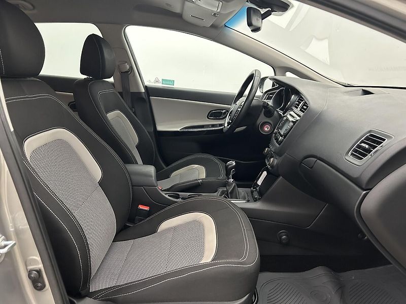 Kia Ceed 1.6 CRDI EXCLUSIVE - fotka 20 z 25