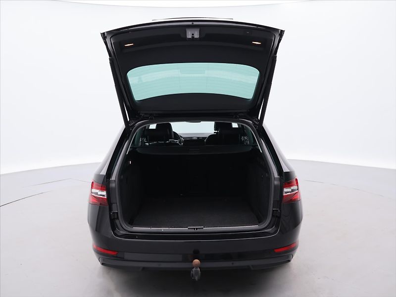 Škoda Superb 1.6 TDI Style+ Navi Tažné - fotka 9 z 28