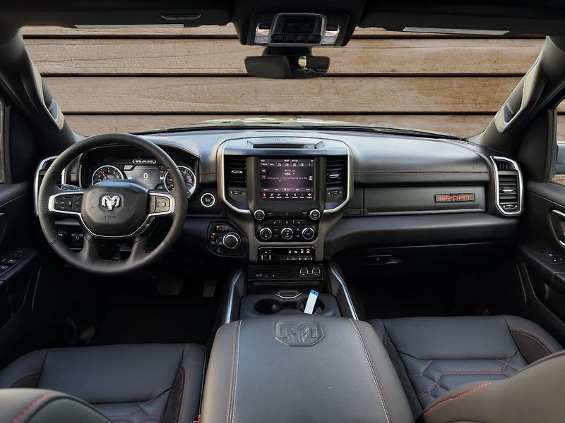 Dodge RAM (2019) +HEMI+LPG+OFFROAD PAKET+ - fotka 19 z 22
