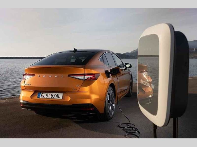 Plně elektrické SUV Škoda Enyaq Coupé iV (na snímku) se představilo v roce 2022 a vzbudilo u zákazníků velký zájem. Automobilka zrychluje svoji elektrickou ofenzivu: do roku 2026 představí tři zcela nové elektrické modely a další budou následovat.