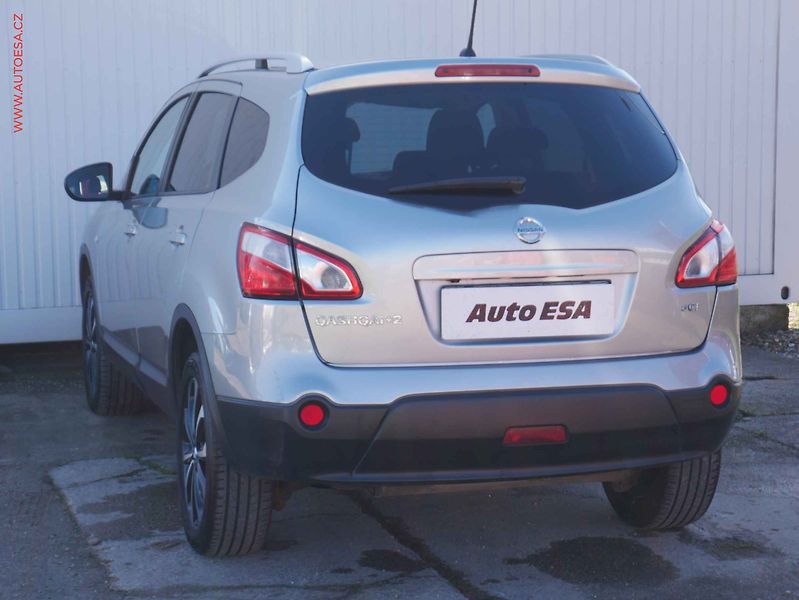 Nissan Qashqai (2012) 2.0dCi, AT - fotka 4 z 15