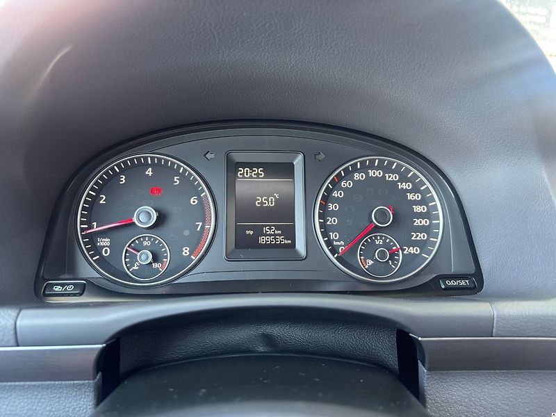 Volkswagen Touran 1.4TSi/2013/7MÍST,MAN6,103kW-Z - fotka 28 z 55