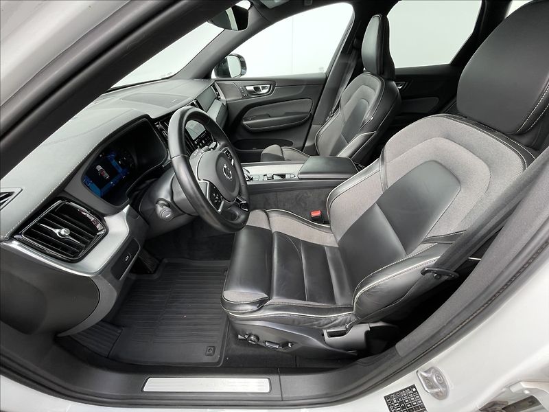 Volvo XC60 2,0 B4 A8 Ultimate Dark LED - fotka 4 z 22