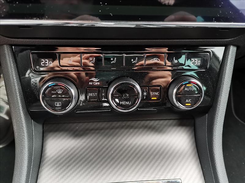 Škoda Superb 2,0 TDI SportLine Combi DSG - fotka 19 z 23