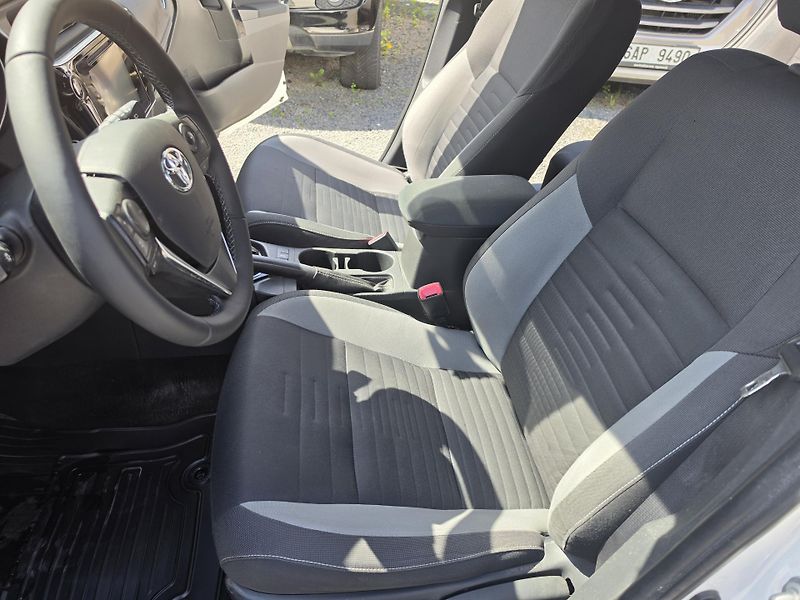 Toyota Auris 1.6 VVTi   - fotka 13 z 20