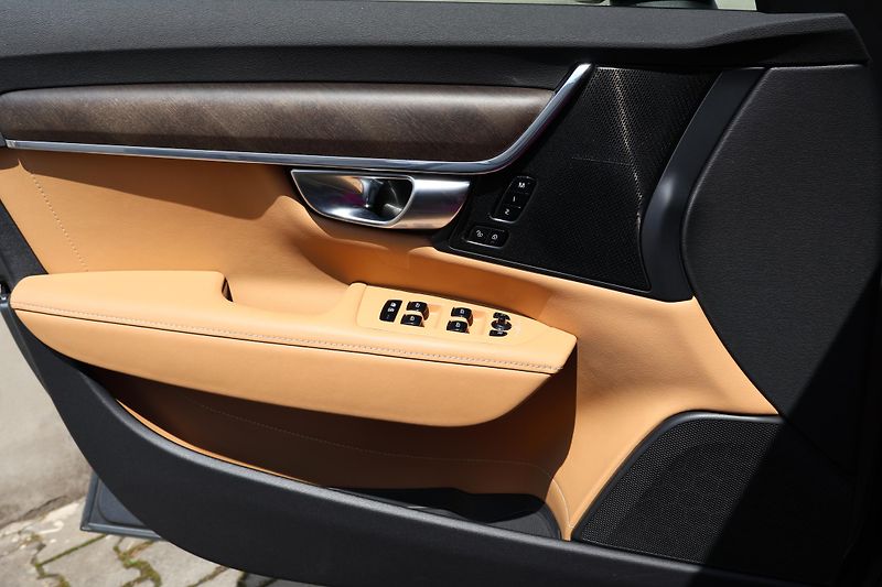 Volvo V90 (2018) D5 AWD Cross Country Pro - fotka 21 z 25