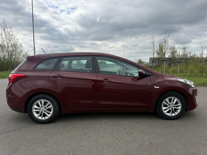 Hyundai i30 COMFORT 1,6 81 kW - fotka 6 z 17