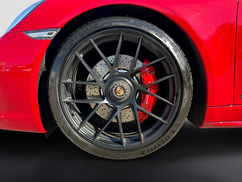 Porsche 911 Carrera 4 GTS Coupe - fotka 14 z 29