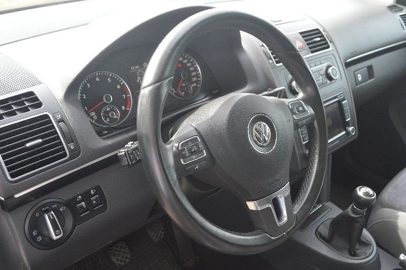 Volkswagen Touran - fotka 7 z 21