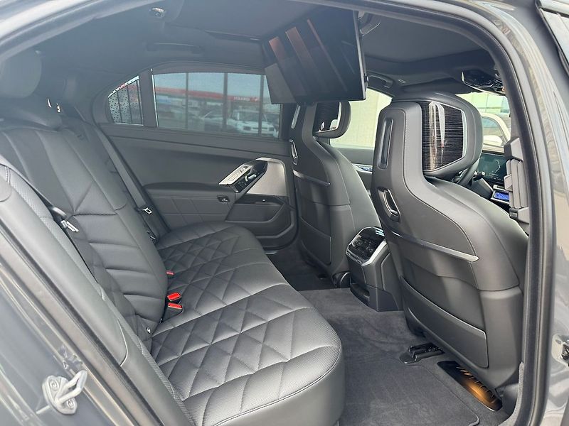 BMW Řada 7 740d xDrive  TV TOP - fotka 21 z 22