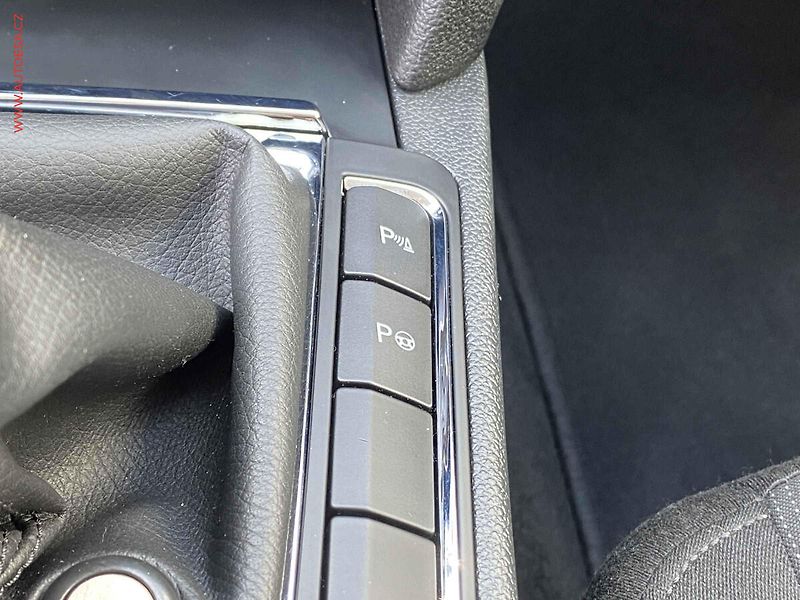 Škoda Superb (2015) 2.0TDi, ČR, AC, bixen, park - fotka 16 z 19