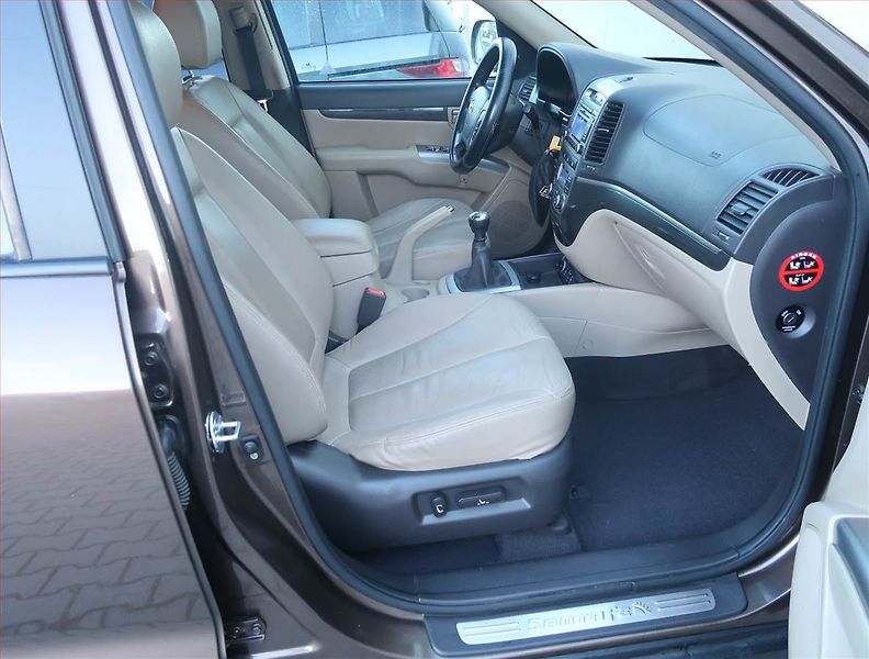 Hyundai Santa Fe (2010) 2.2 CRDi, 4X4, 7 míst - fotka 9 z 16