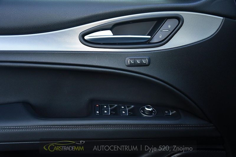Alfa Romeo Stelvio 2.2D 16V 154kW Veloce AT8-Q4 - fotka 24 z 52