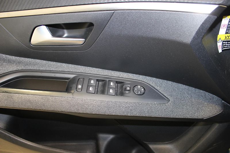 Peugeot 3008 (2022) 1.5BlueHDi,130HP,ČR,1.maj. - fotka 17 z 19