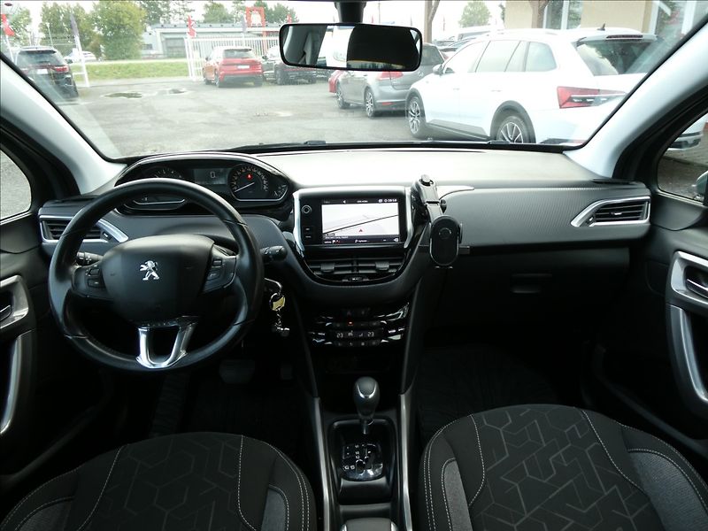Peugeot 2008 1,2 PureTech 81kW AUTOMAT, ČR - fotka 25 z 38