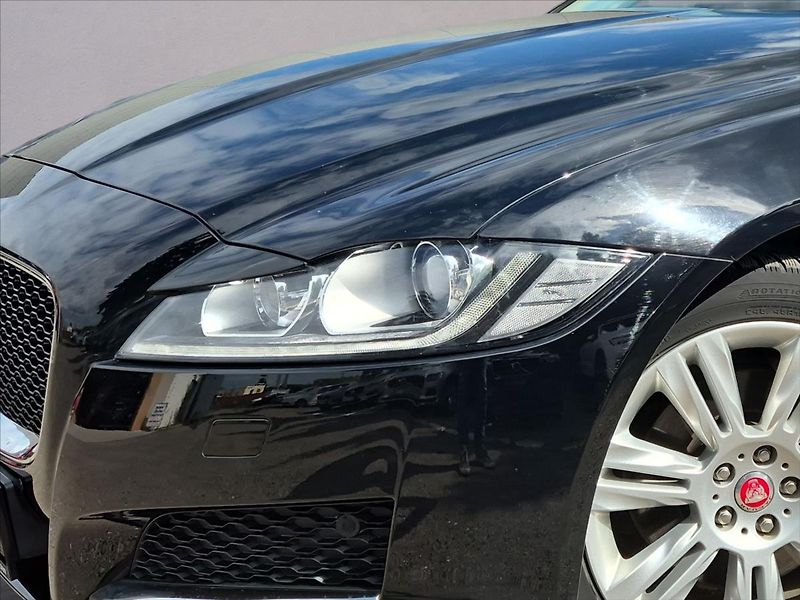 Jaguar XF 2,0 25t AWD Prestige - fotka 5 z 17