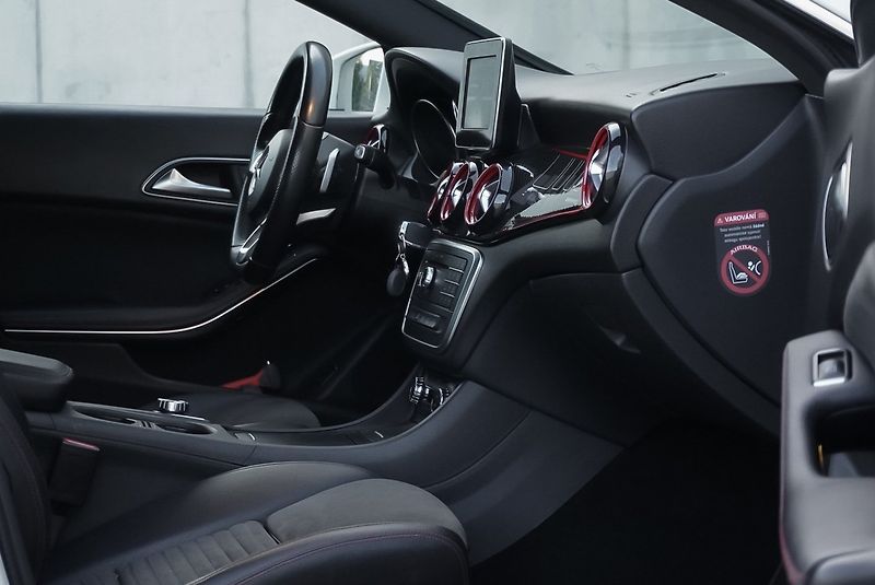 Mercedes-Benz CLA 250 160kW AMG - fotka 19 z 31