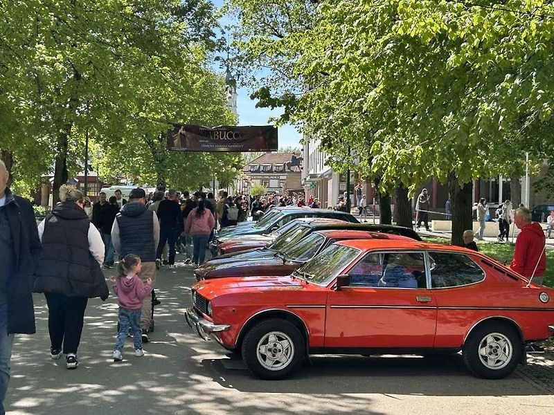 Kolonádu ovládla italská auta, na náměstí se dala ochutnat jihoevropská jídla.