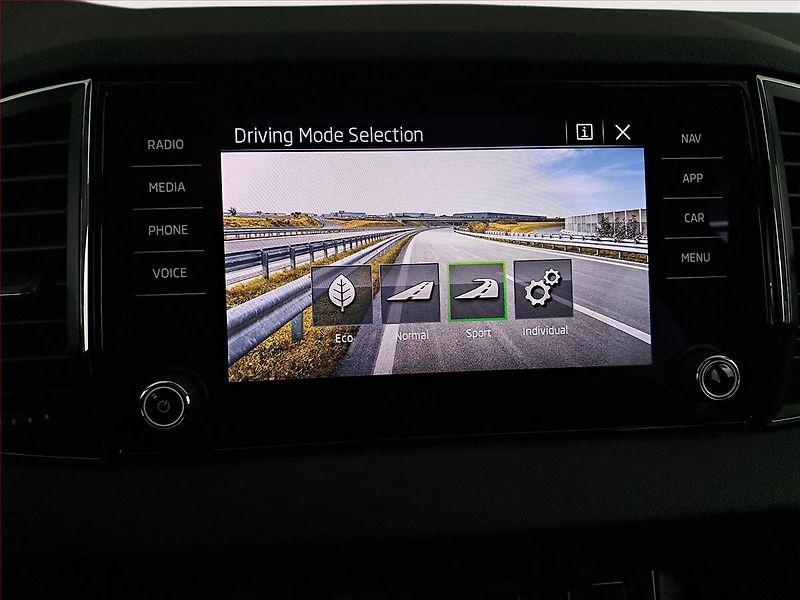 Škoda Karoq (2023) Style 1.0 TSI - fotka 16 z 21
