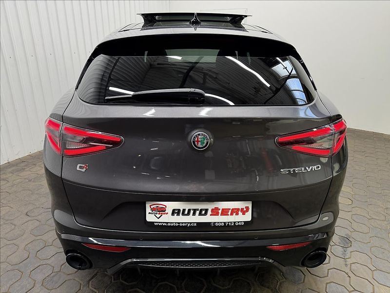Alfa Romeo Stelvio VELOCE 206kW Q4 PANO LED R21 - fotka 7 z 41