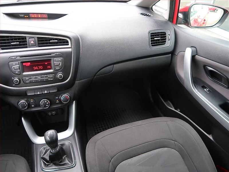 Kia Ceed (2015) Silver 1.4 CVVT - fotka 8 z 17