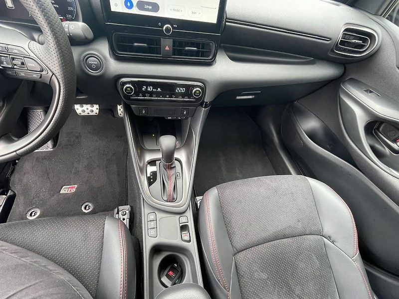 Toyota Yaris 1.5.Hybrid 130 HP GR Sport - fotka 21 z 27