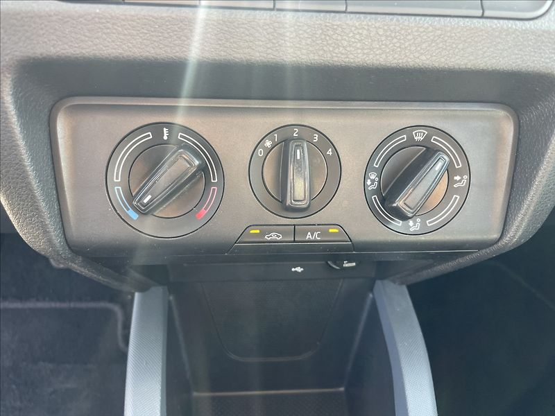 Škoda Fabia 1,0 MPi 44kw Klima ESP Tažné, - fotka 15 z 29