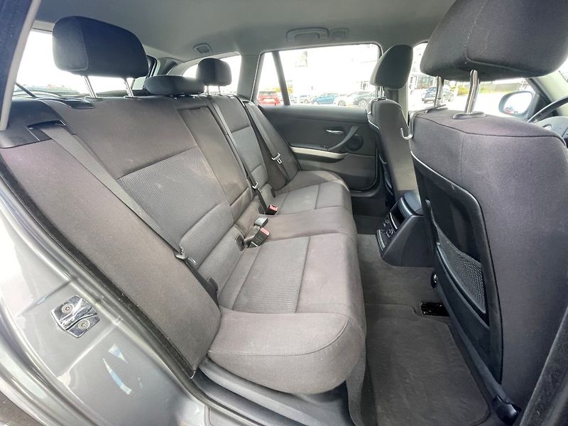 BMW Řada 3 320d Touring - fotka 15 z 30
