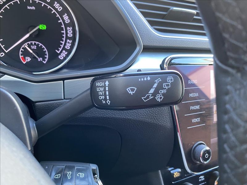 Škoda Superb 2,0 TDi  Executive / DSG / NAV - fotka 26 z 39