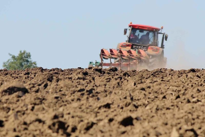 Nový traktor Řady 6 představila společnost Zetor Tractors na poli u Vážan nad Litavou. Začala jeho sériová výroba.