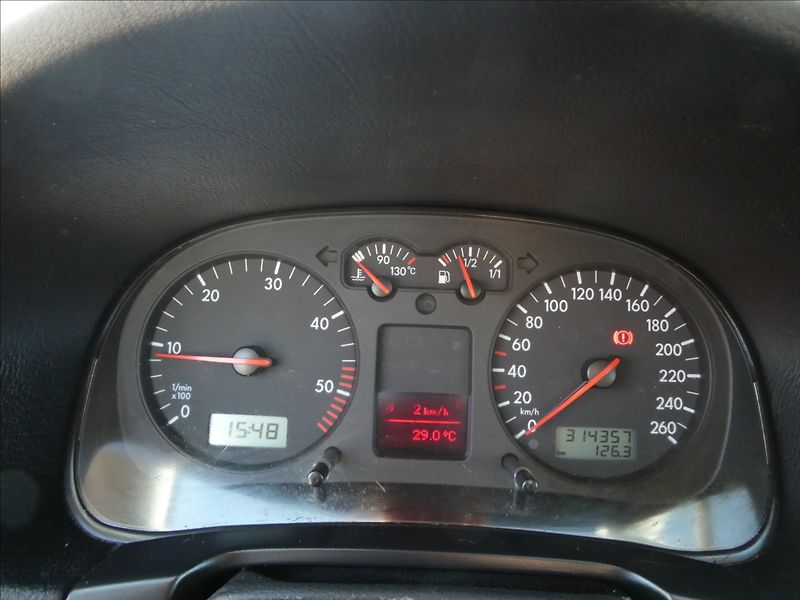 Volkswagen Golf 1,9 TDi 74kW EDITION - fotka 25 z 30