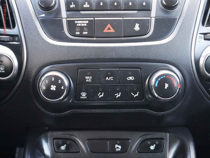 Hyundai ix35 (2014) 1.6i, AC, výhřev sed - fotka 12 z 16