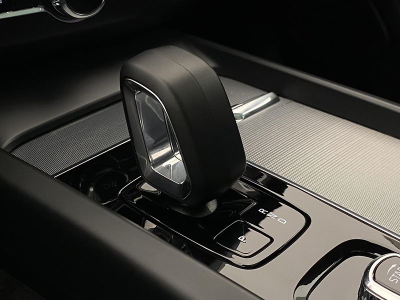 Volvo XC60 T8 AWD RECHARGE DARK ULTRA CZ - fotka 28 z 63