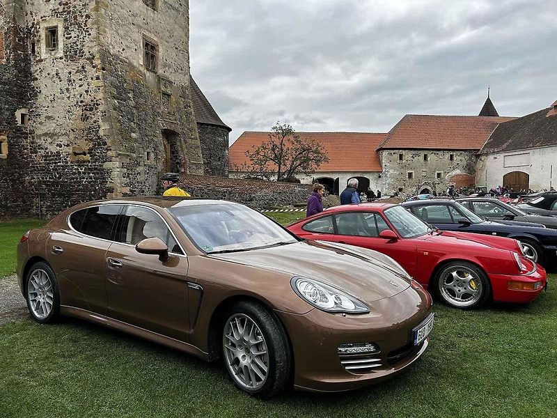 Sraz vozů Porsche ve Švihově na hradě.