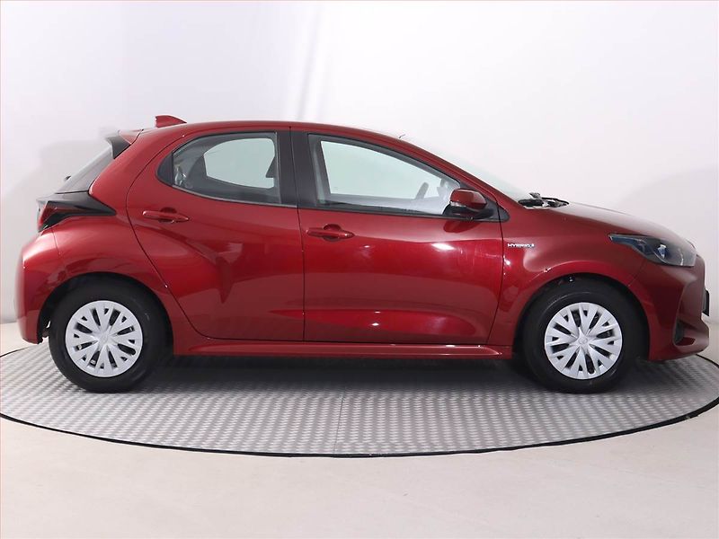 Toyota Yaris (2021) Life 1.5 VVT-i Hybrid, Automat - fotka 6 z 19
